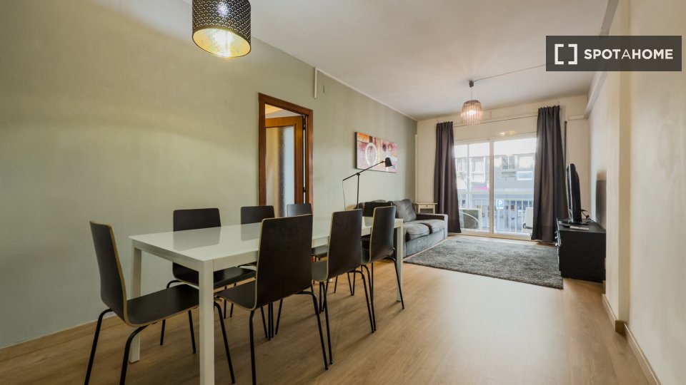 Apartment Barcelona, 4 beds, 75m² — photo 2