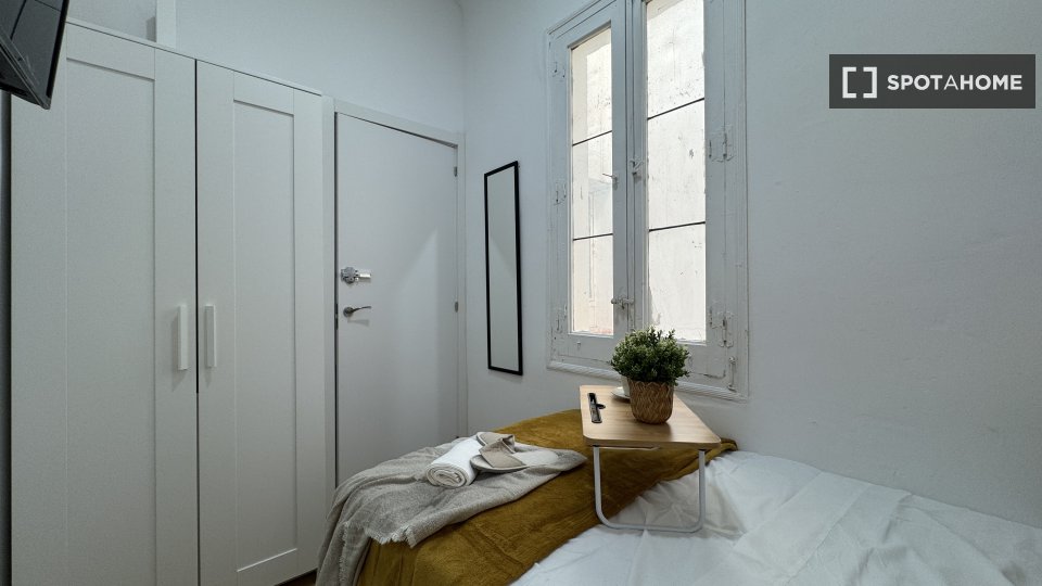 Se alquila habitación en apartamento de 4 dormitorios en Centro, Madrid
