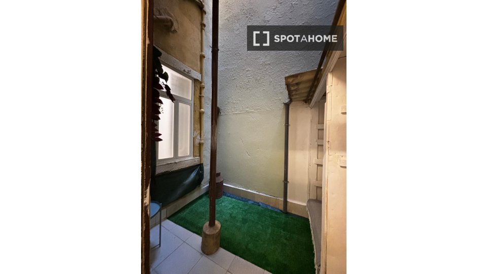 Apartment Lisbon, 2 beds, 75m² — photo 18
