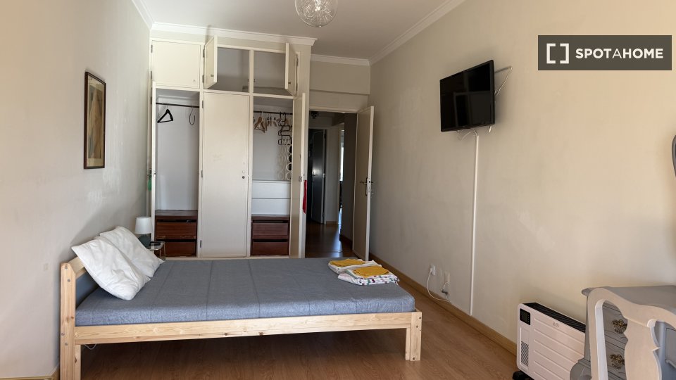 Double room Lisbon, 4 beds — photo 10