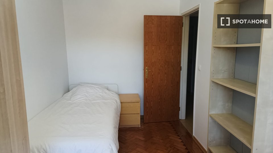 Double room Lisbon, 3 beds — photo 16