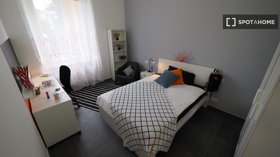 Stanza in un appartamento condiviso con 7 camere da letto in affitto a Cenisia - a Torino