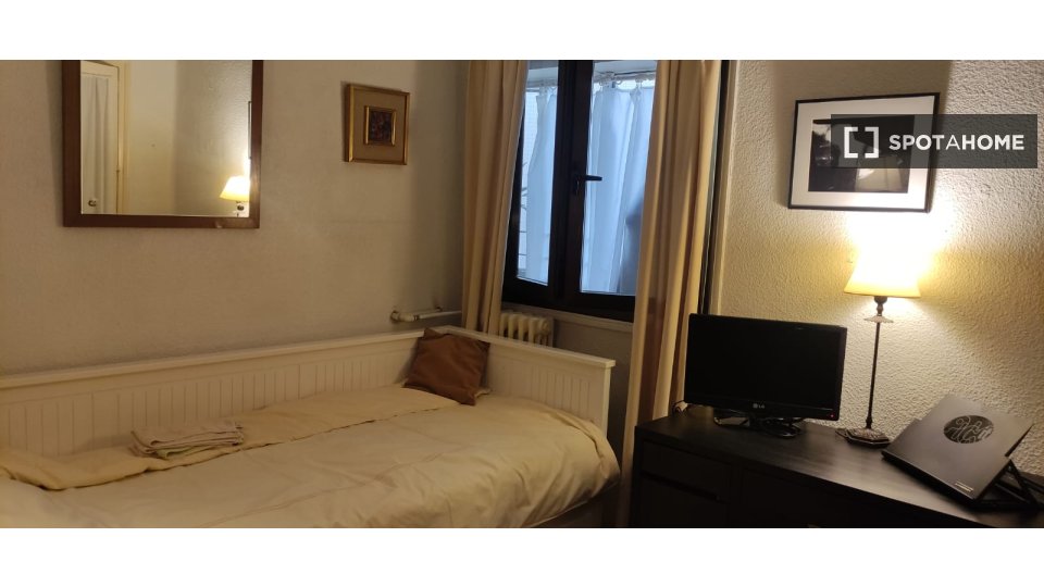 Double room Madrid, 3 beds — photo 1