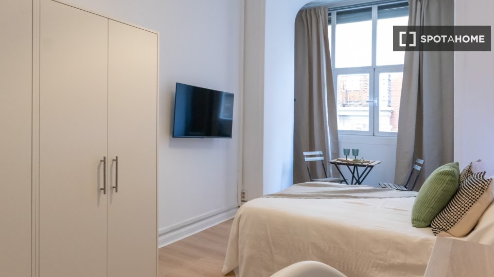 Double room Madrid, 7 beds, 160m² — photo 38