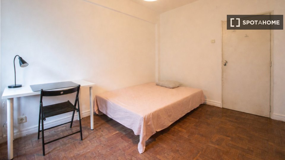 Double room Lisbon, 6 beds — photo 22