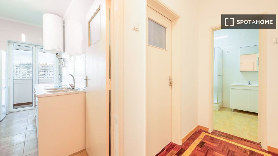 Double room Lisbon, 3 beds, 73m² — photo 11