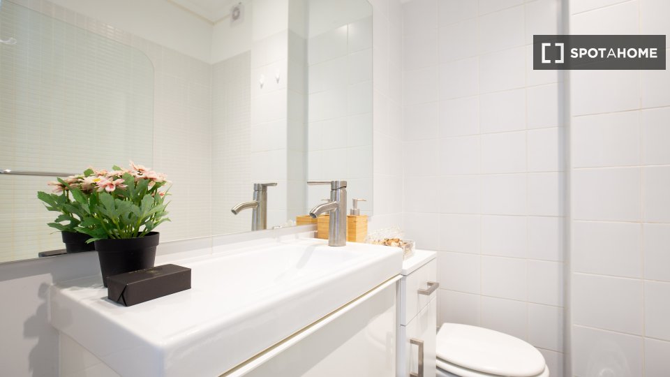 Apartment Lisbon, 2 beds, 65m² — photo 13