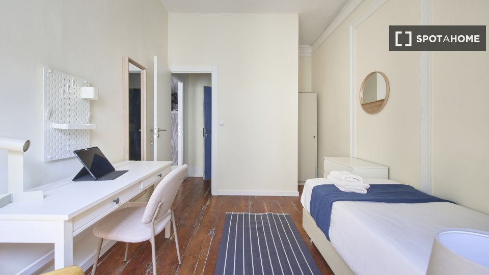 Double room Lisbon, 3 beds — photo 2