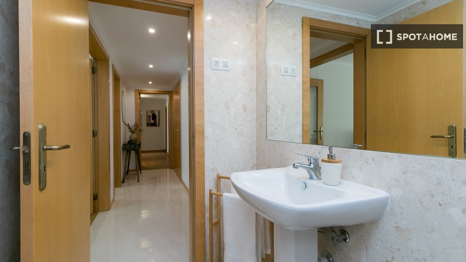 Apartment Lisbon, 2 beds, 100m² — photo 9