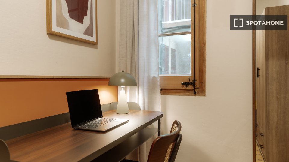 Double room Barcelona, 3 beds, 90m² — photo 3