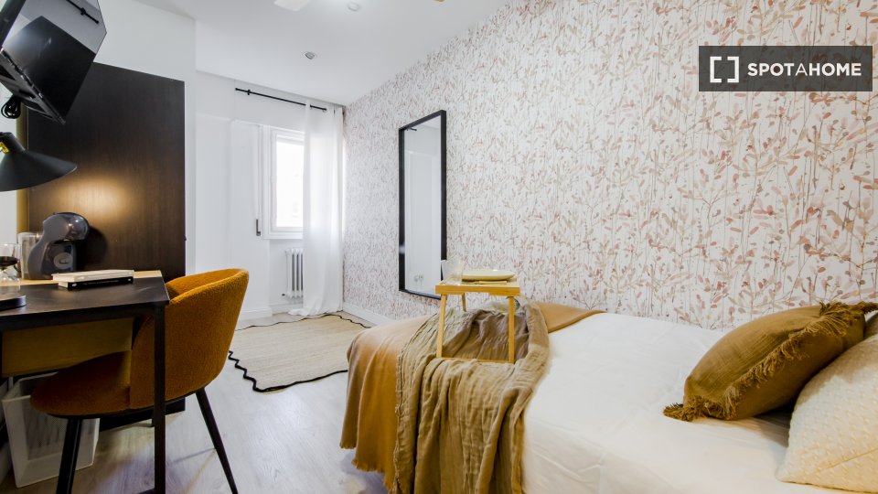 Double room Madrid, 6 beds, 110m² — photo 8
