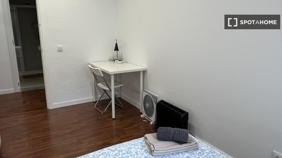 Double room Barcelona, 13 beds, 290m² — photo 2