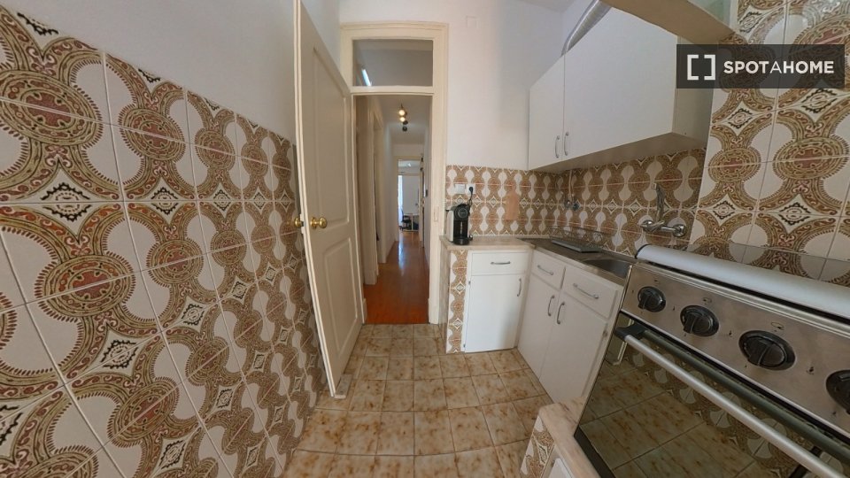 Double room Lisbon, 3 beds, 80m² — photo 9