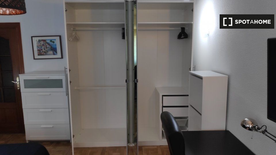 Double room Madrid, 5 beds, 120m² — photo 9