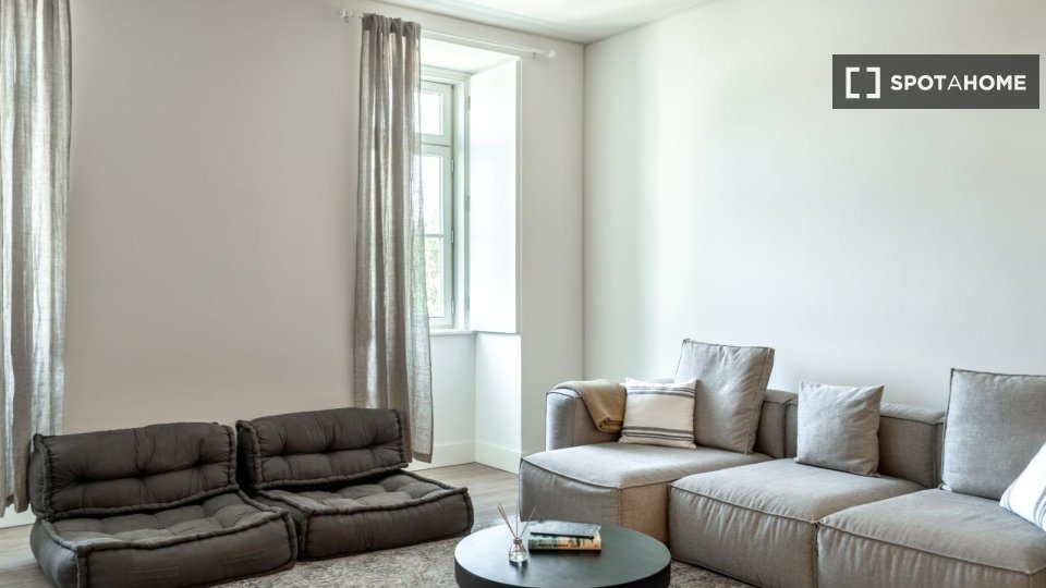 Apartment Lisbon, 2 beds, 136m² — photo 18