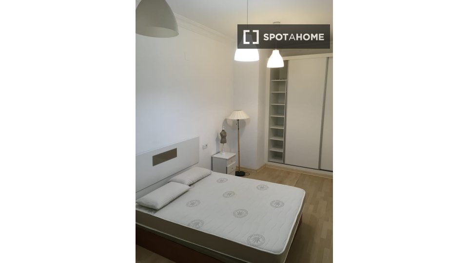 Double room Valencia, 3 beds, 103m² — photo 25
