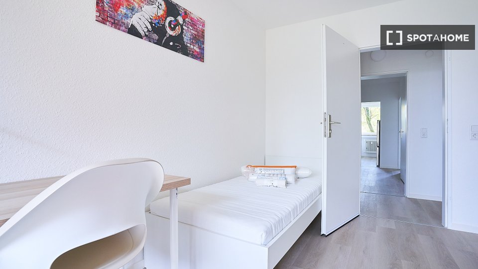 Double room Dusseldorf, 3 beds, 61m² — photo 10