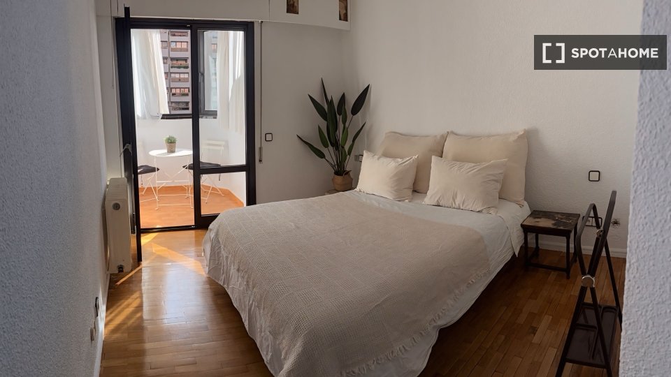 Double room Madrid, 3 beds, 170m² — photo 13