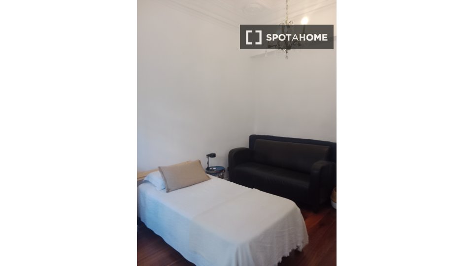 Double room Valencia, 3 beds, 135m² — photo 11