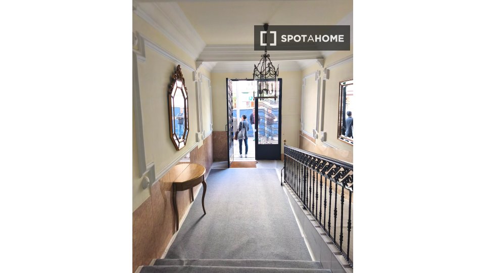 Double room Madrid, 7 beds, 132m² — photo 9