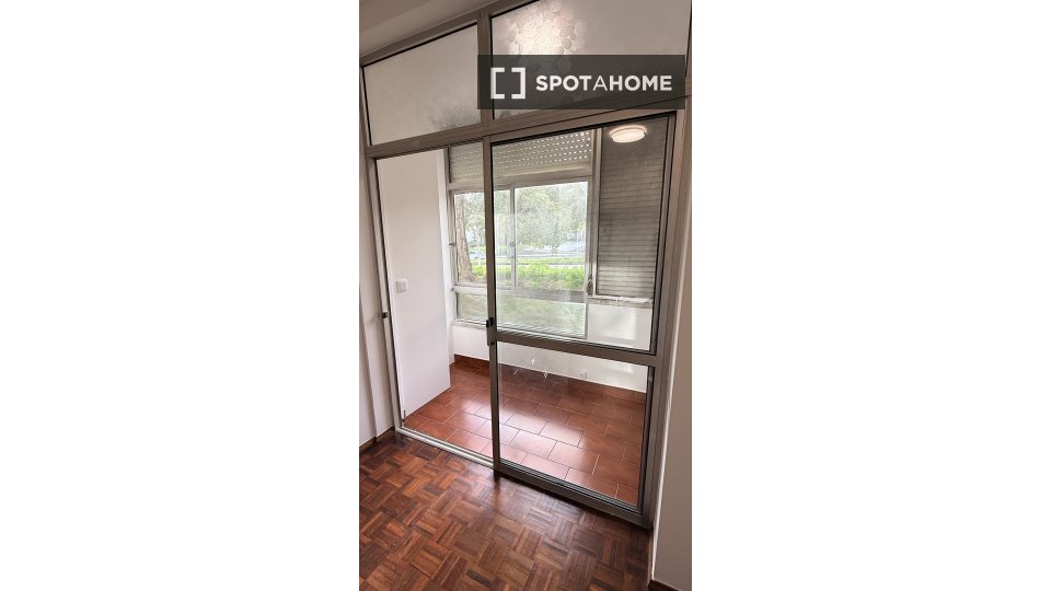Double room Lisbon, 4 beds, 110m² — photo 9