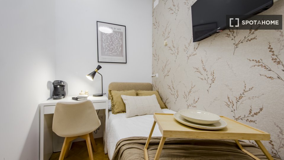 Double room Madrid, 5 beds, 130m² — photo 3