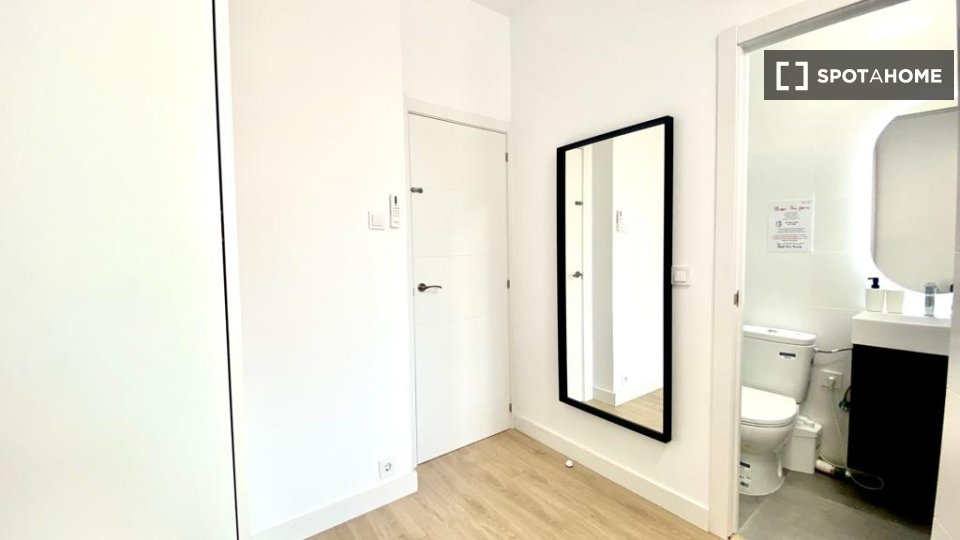 Double room Madrid, 9 beds — photo 17