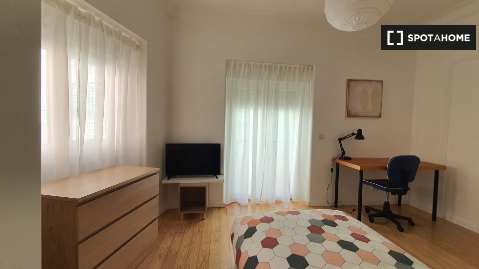 Double room Lisbon, 3 beds, 75m² — photo 6