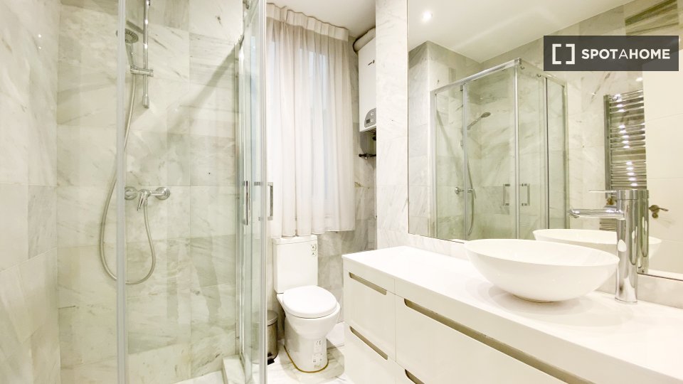 Double room Madrid, 3 beds, 60m² — photo 5