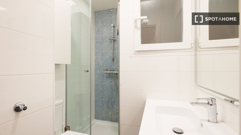 Double room Madrid, 5 beds, 98m² — photo 15