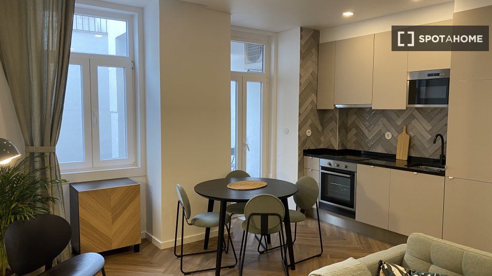 Apartment Lisbon, 2 beds, 70m² — photo 18