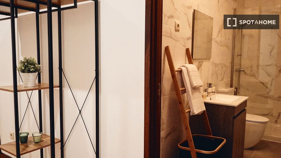 Double room Porto, 1 bed, 175m² — photo 6