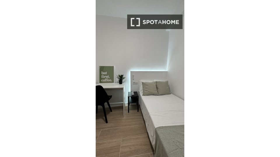 Double room Malaga, 5 beds, 98m² — photo 5