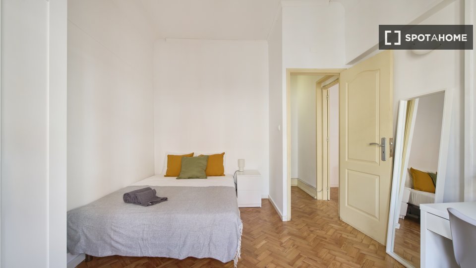 Double room Lisbon, 5 beds — photo 13