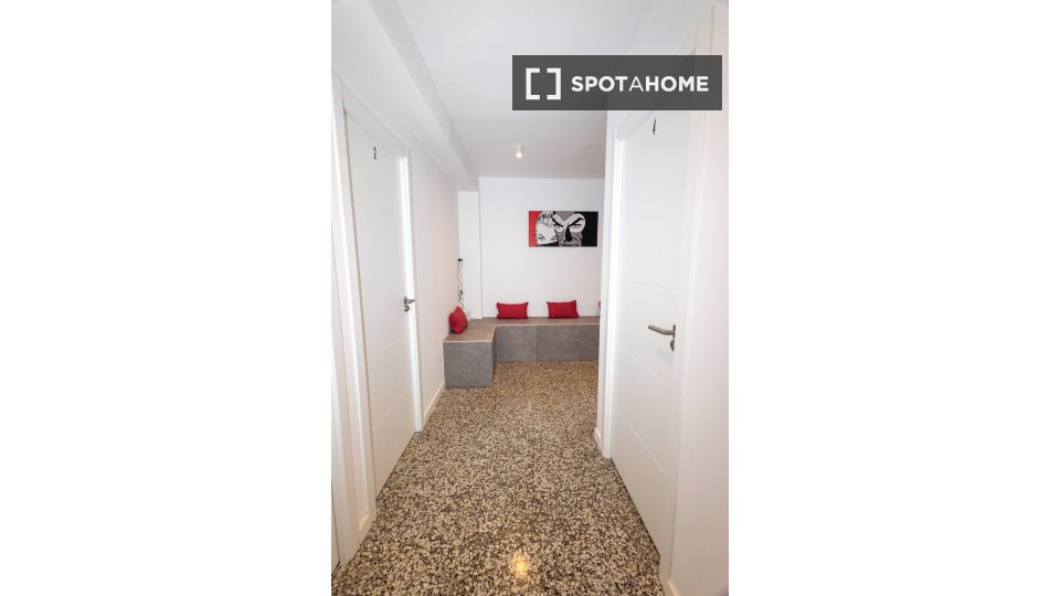 Camera in appartamento condiviso con 4 camere da letto a L'Amistat, Valencia. - in Valencia