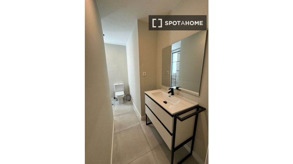 Double room Madrid, 8 beds, 139m² — photo 10