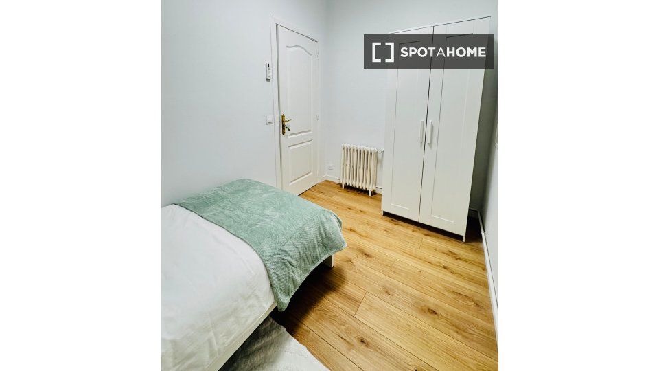Double room Madrid, 4 beds — photo 40