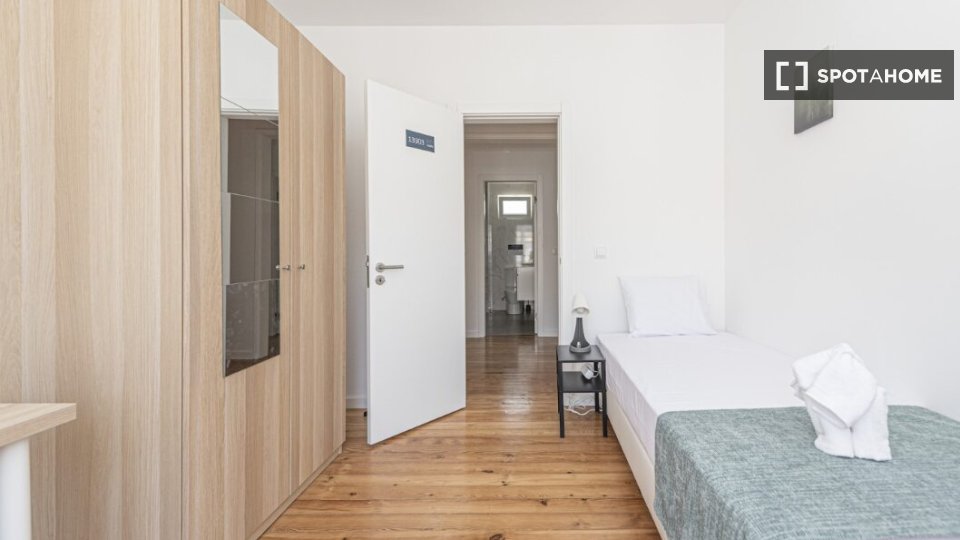 Double room Lisbon, 6 beds — photo 18