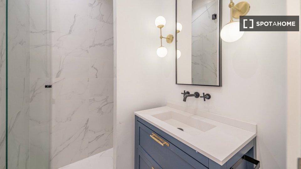 Apartamento de 4 dormitorios en alquiler en Cortes, Madrid
