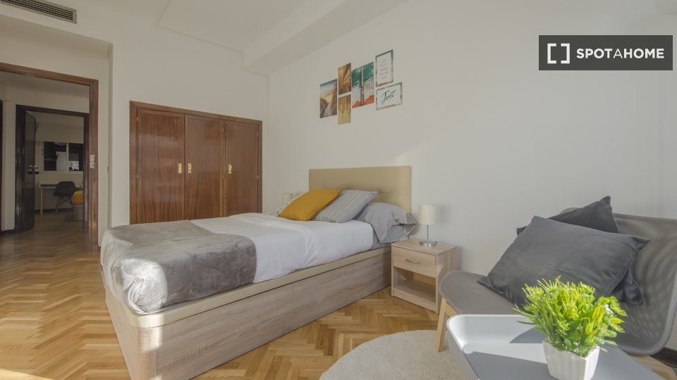 Double room Madrid, 9 beds, 220m² — photo 18
