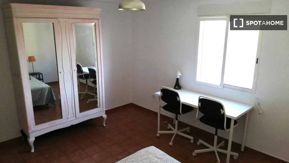 Double room Valencia, 3 beds — photo 15