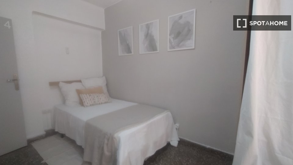 Double room Valencia, 4 beds, 75m² — photo 2