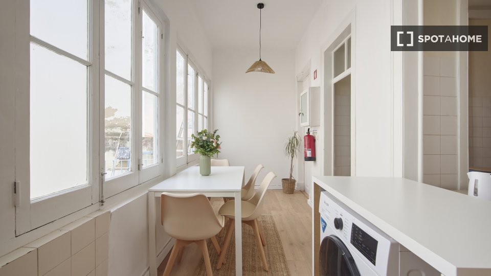 Double room Lisbon, 3 beds — photo 19