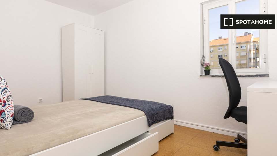 Double room Lisbon, 4 beds — photo 10