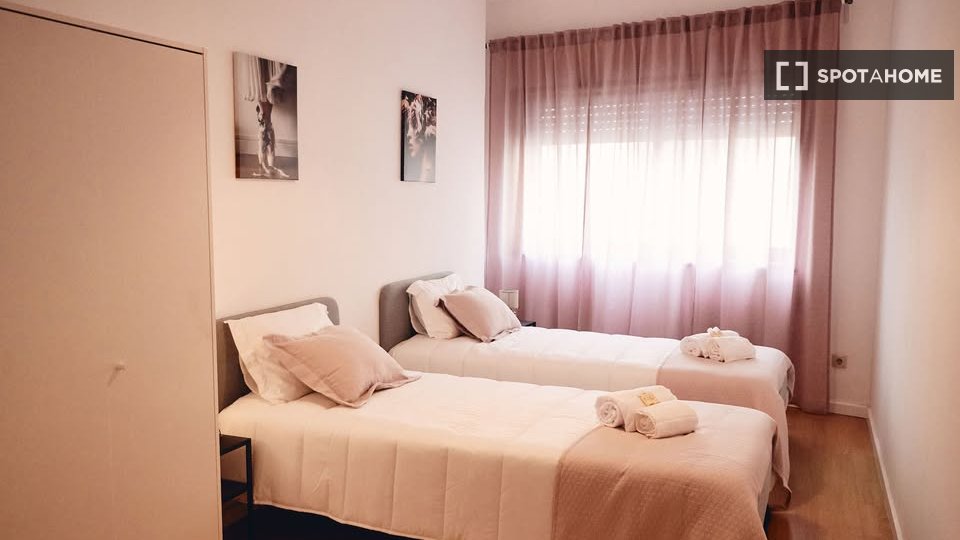 Double room Porto, 1 bed, 175m² — photo 2