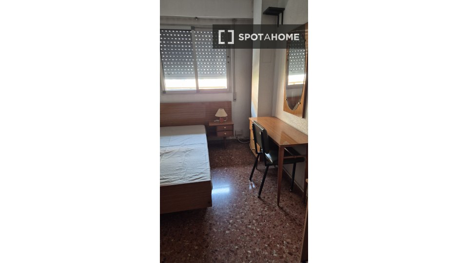 Camera in appartamento condiviso in affitto a Malilla. - a Valencia