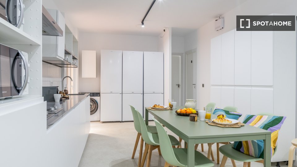 Double room Madrid, 9 beds, 210m² — photo 9