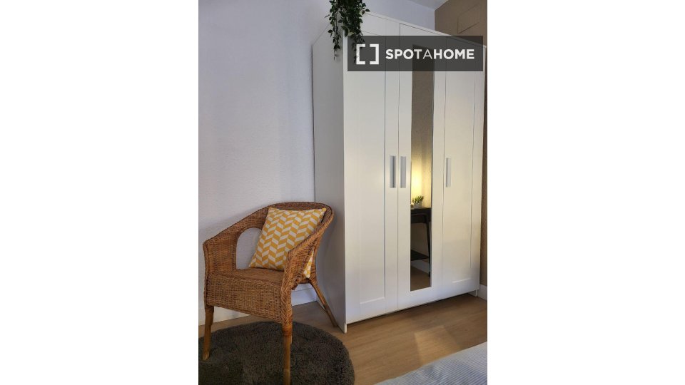 Double room Alicante, 5 beds, 120m² — photo 2