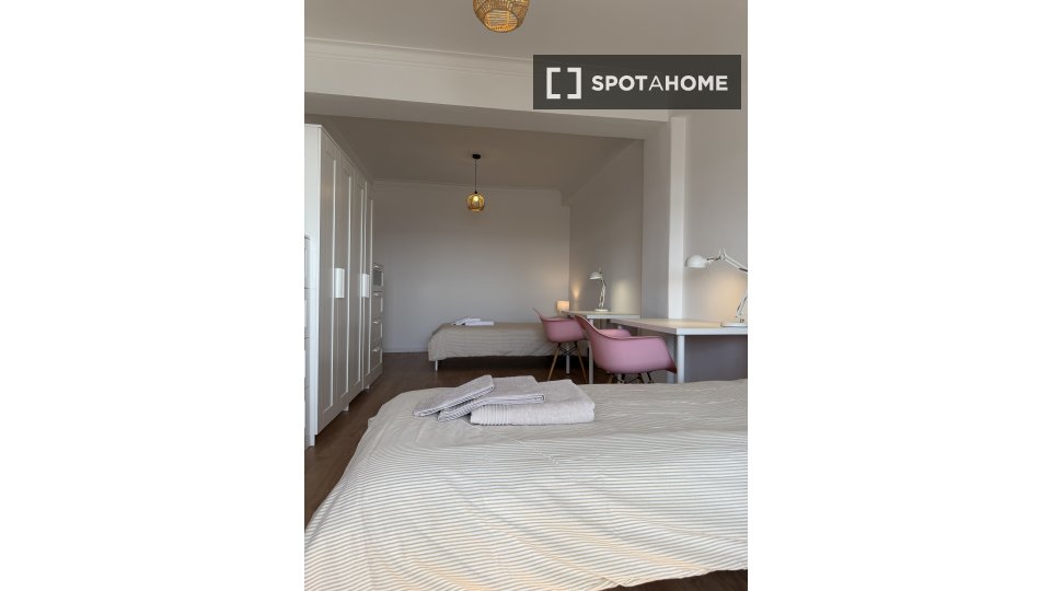 Double room Lisbon, 4 beds, 124m² — photo 13