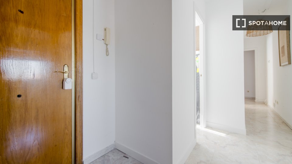 Double room Madrid, 5 beds, 80m² — photo 5